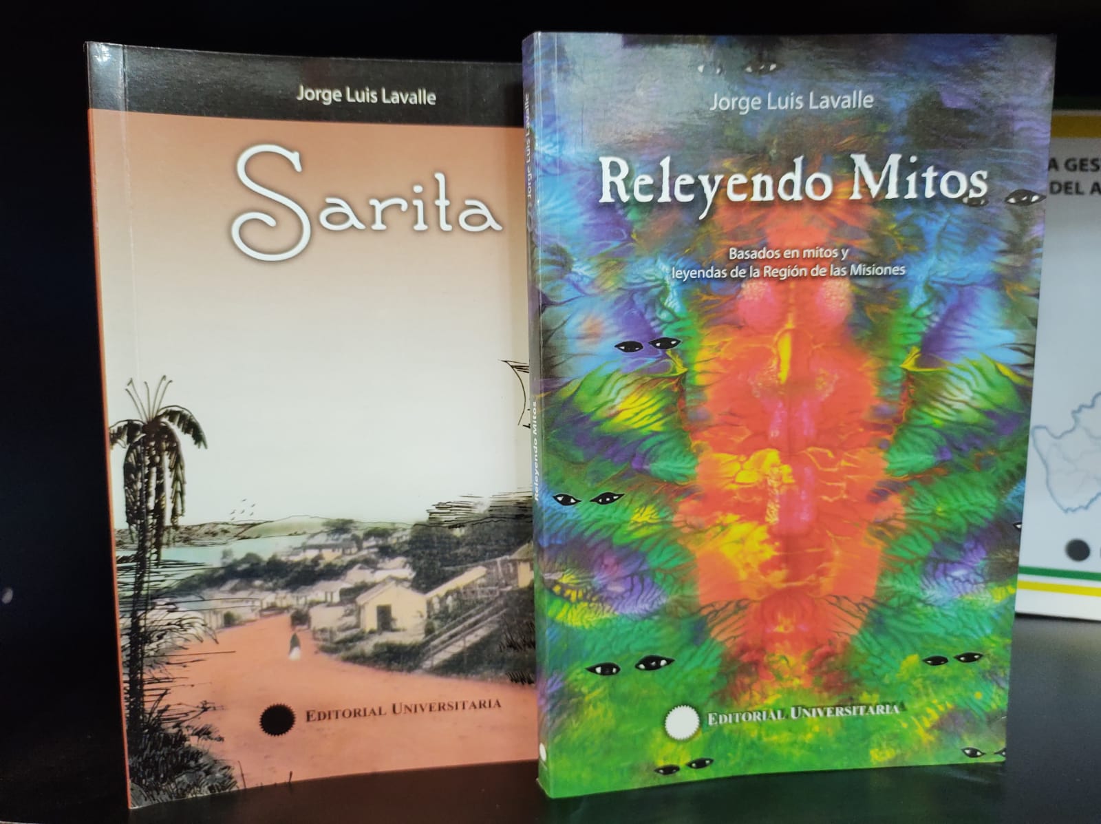 Los libros Releyendo mitos y Sarita en kioscos de diarios y revistas